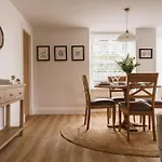 Tyson Place, 2 Bed Renovated Apartment,