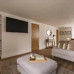 Tyson Place, 2 Bed Renovated Apartment,