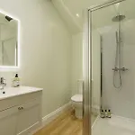 Tyson Place, 2 Bed Renovated Apartment,