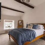 Tyson Place, 2 Bed Renovated Apartment, *
