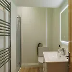 Tyson Place, 2 Bed Renovated Apartment,