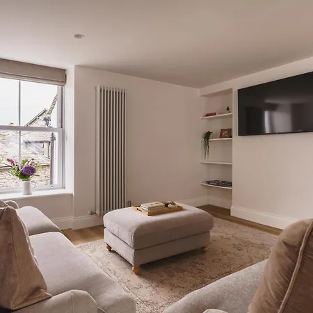 Tyson Place, 2 Bed Renovated Apartment, *