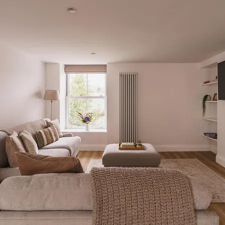Tyson Place, 2 Bed Renovated Apartment, Lägenhet *