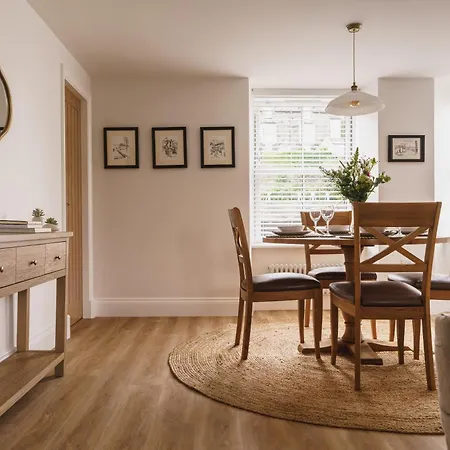 Tyson Place, 2 Bed Renovated Apartment,