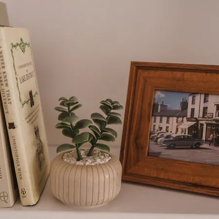 Tyson Place, 2 Bed Renovated Apartment, *