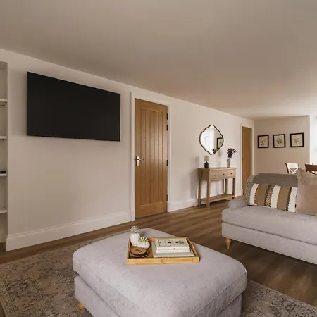 Tyson Place, 2 Bed Renovated Apartment,