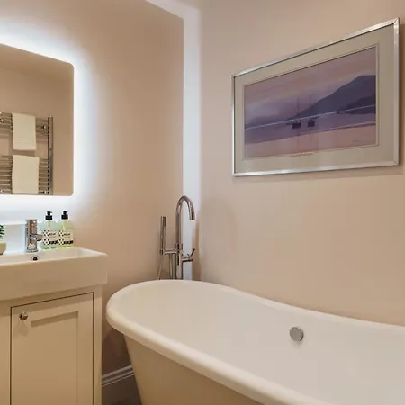 Tyson Place, 2 Bed Renovated Apartment, *