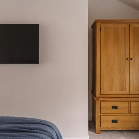 Tyson Place, 2 Bed Renovated Apartment, *