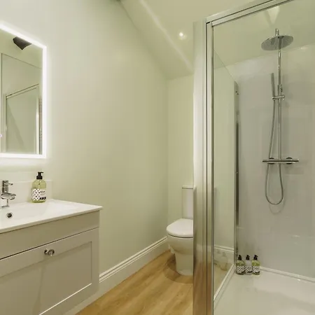 Tyson Place, 2 Bed Renovated Apartment,