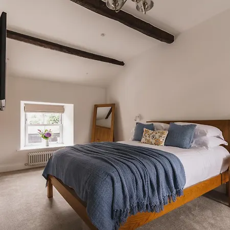 Tyson Place, 2 Bed Renovated Apartment, *