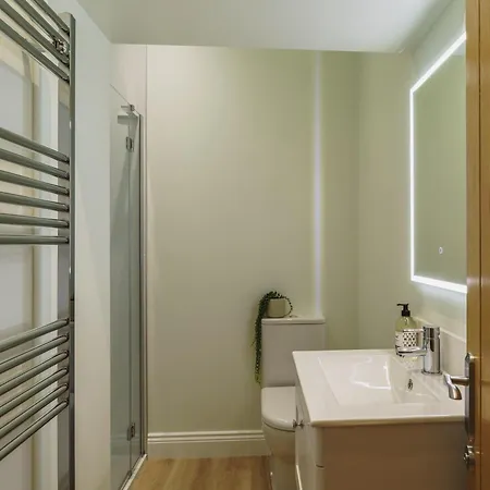 Tyson Place, 2 Bed Renovated Apartment,